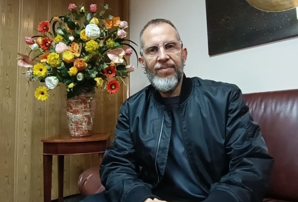 Sergio Sacoto en una visita e El Mercurio.