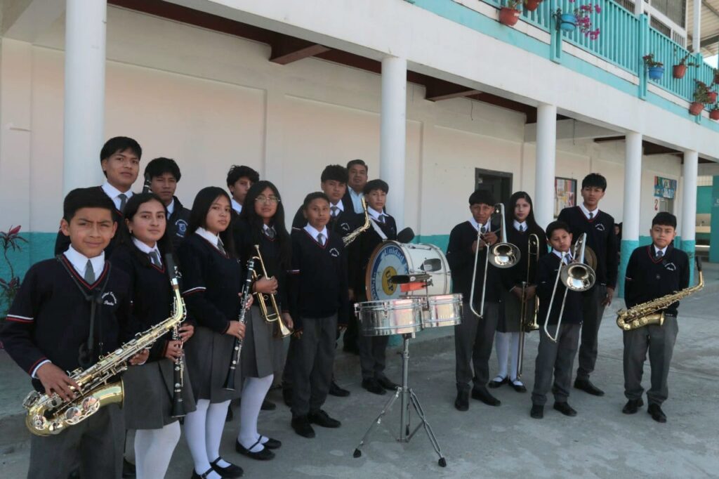 Estudiantes de la Unidad Educativa Paccha ensayan con entusiasmo en su banda de pueblo, un proyecto que fomenta el talento musical y la cultura en la comunidad.