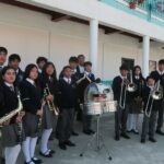 Estudiantes de la Unidad Educativa Paccha ensayan con entusiasmo en su banda de pueblo, un proyecto que fomenta el talento musical y la cultura en la comunidad.