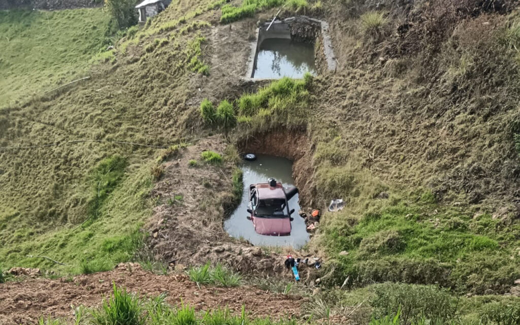 Así terminó el vehículo en el que viajaban la madre con su hijo de 9 años, tras el accidente en Guachapala.