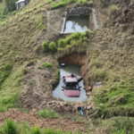 Así terminó el vehículo en el que viajaban la madre con su hijo de 9 años, tras el accidente en Guachapala.