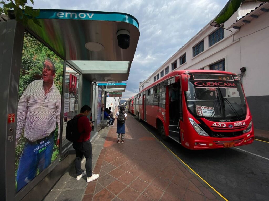 Usuarios de las unidades de transporte urbano en la parada de bus del Parque Víctor J. Cuesta.