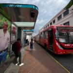 Usuarios de las unidades de transporte urbano en la parada de bus del Parque Víctor J. Cuesta.