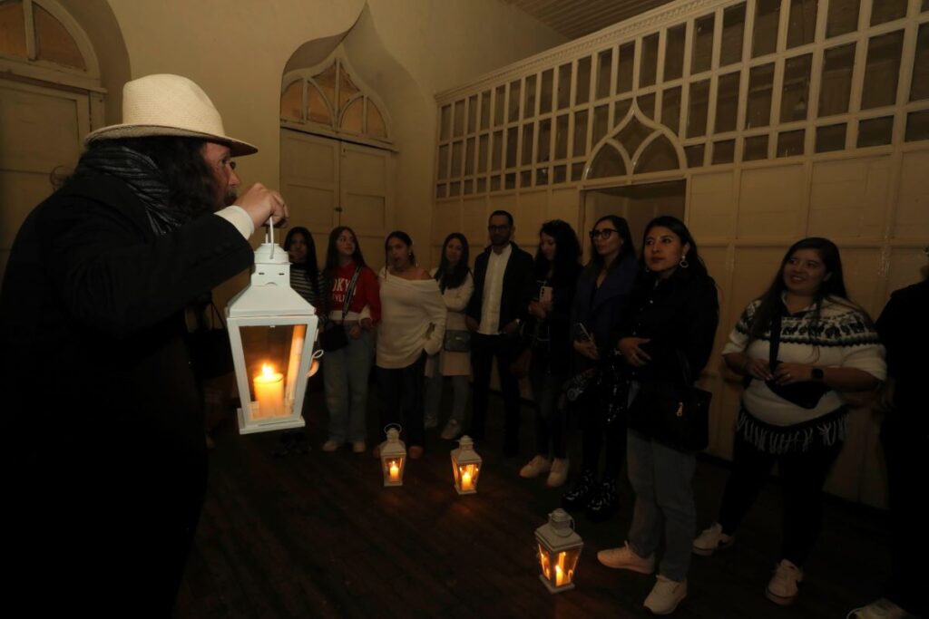 El “Wasi Kama”, interpretado por Piotr Zalamea Zielinski, durante el recorrido por las salas y habitaciones de la Casa de las Cruces.