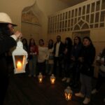 El “Wasi Kama”, interpretado por Piotr Zalamea Zielinski, durante el recorrido por las salas y habitaciones de la Casa de las Cruces.