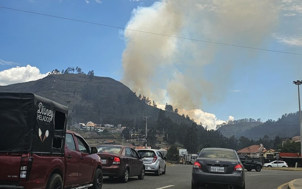 Un incendio forestal se registró este lunes 4 de noviembre de 2024 en el cerro Monjas, al sur de Cuenca.