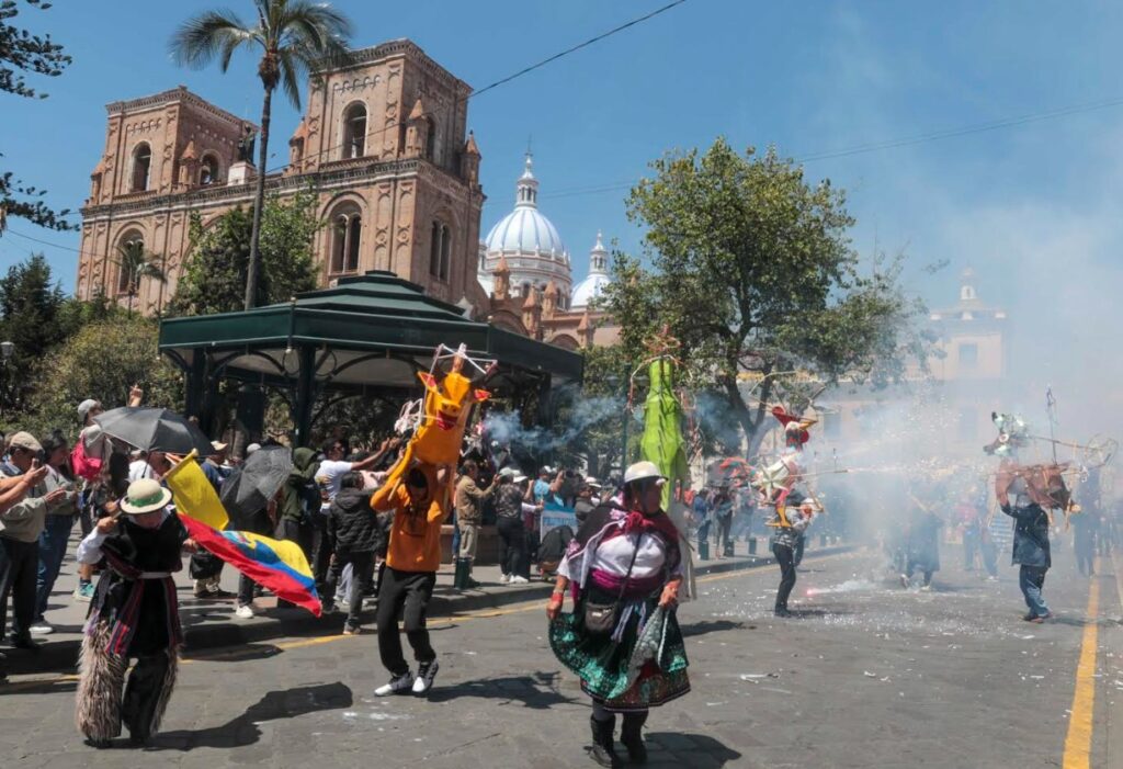 El gremio de pirotécnicos presentó las tradicionales "vacas locas" y los castillos en el desfile de conmemoración del Día del Artesano.