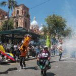 El gremio de pirotécnicos presentó las tradicionales "vacas locas" y los castillos en el desfile de conmemoración del Día del Artesano.