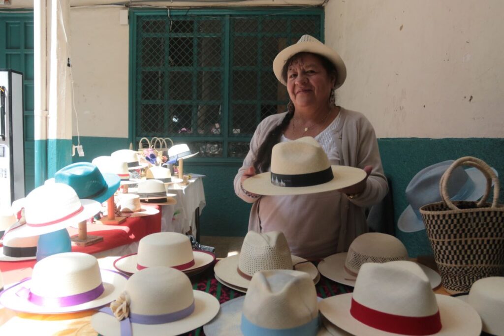 Blanca Guambaña, artesana en el tejido de paja toquilla, participó en la feria de Federación de Artesanos del Azuay, en el marco de las fiestas de Independencia de Cuenca.