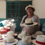 Blanca Guambaña, artesana en el tejido de paja toquilla, participó en la feria de Federación de Artesanos del Azuay, en el marco de las fiestas de Independencia de Cuenca.