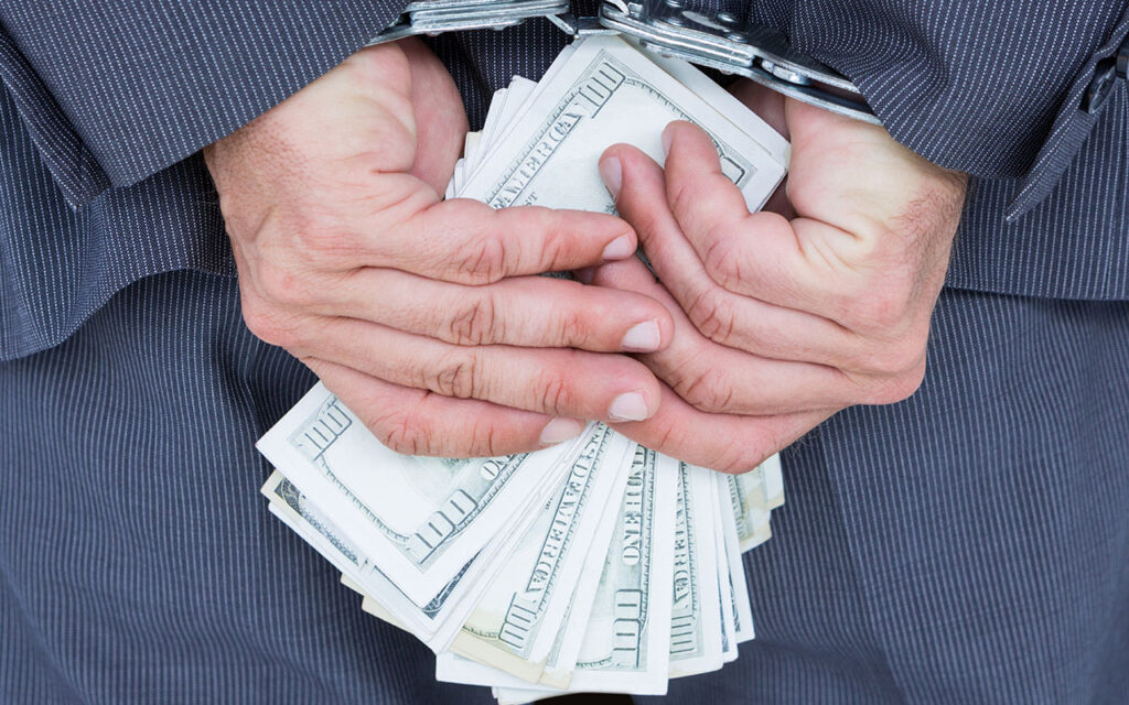 Seis personas son detenidas por falsificar dinero en Colombia para enviarlo a Ecuador.