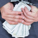 Seis personas son detenidas por falsificar dinero en Colombia para enviarlo a Ecuador.