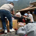 En la parroquia Baños se recibieron las primeras donaciones para las personas que trabajan en los incendios forestales.