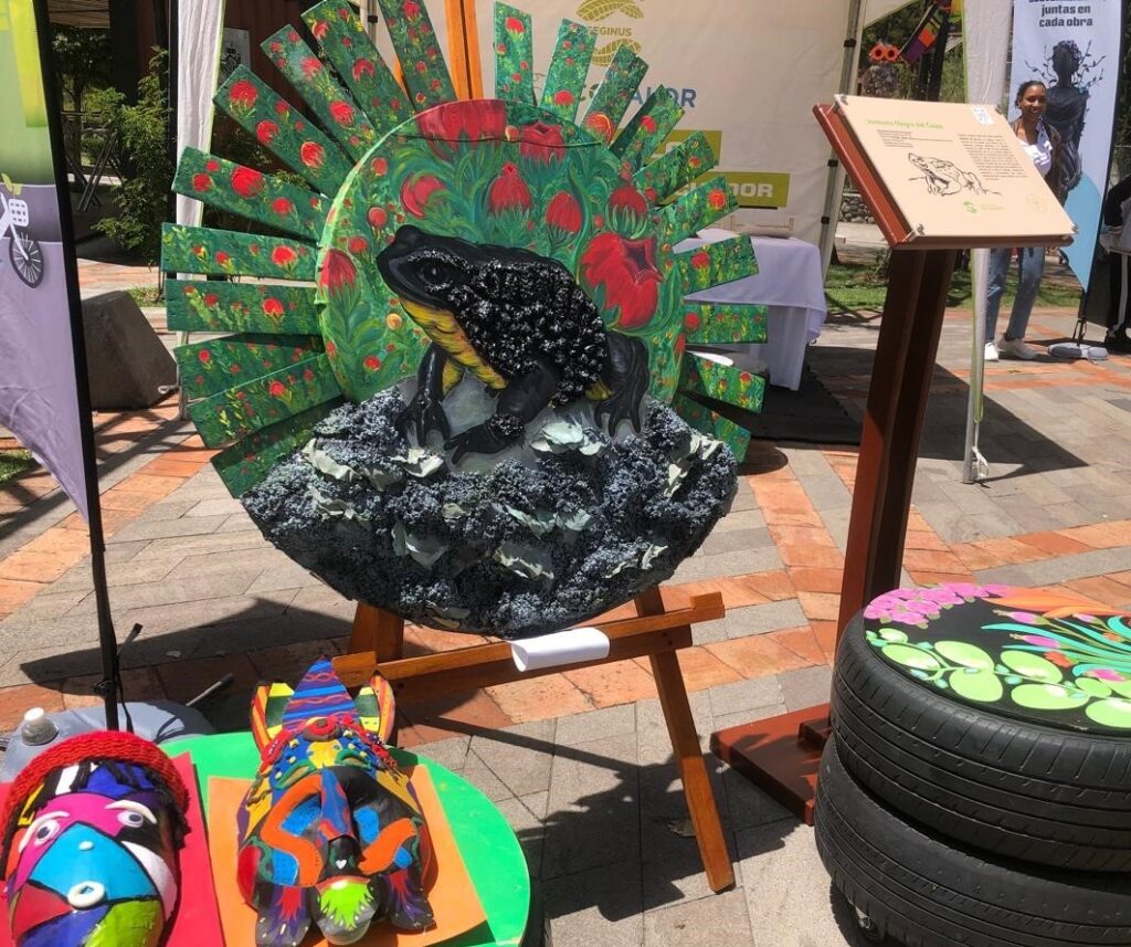 Obra ‘Jambato Negro del Cajas’, de la artista cuencana Amanda María Idrovo, creado con madera reutilizada y neumáticos.