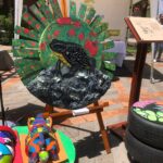 Obra ‘Jambato Negro del Cajas’, de la artista cuencana Amanda María Idrovo, creado con madera reutilizada y neumáticos.