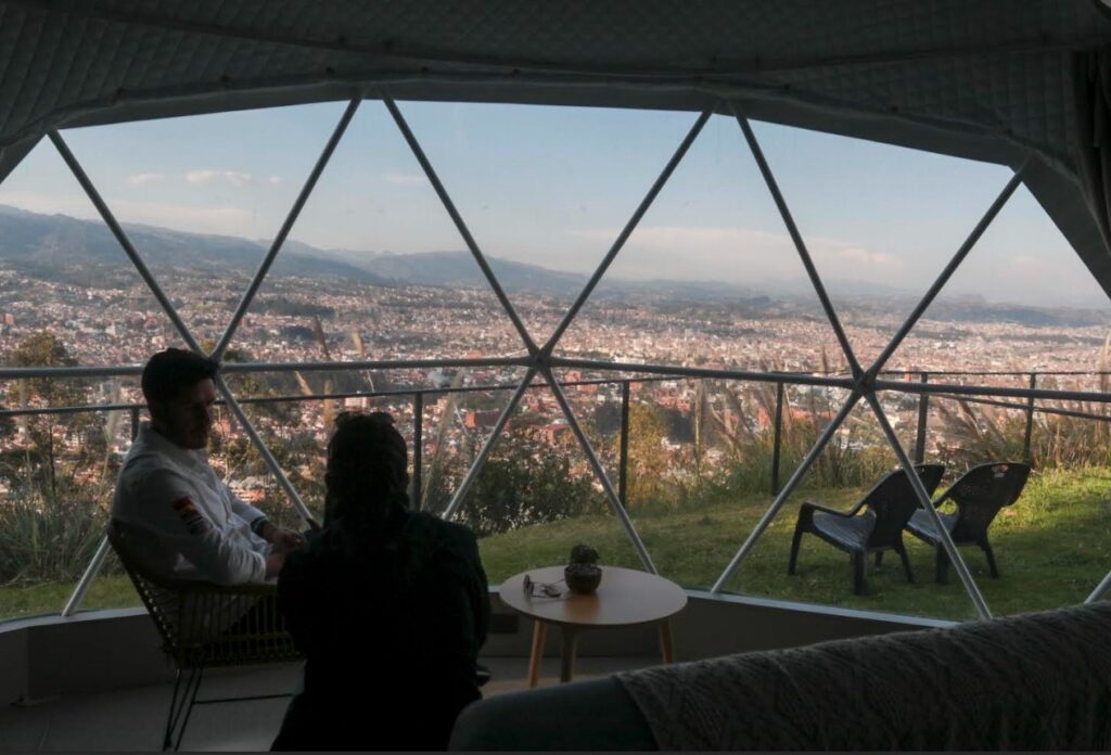 José Vintimilla, gerente de Ventas de Naturhotel, en uno de los domos ubicados en el sector de Tur