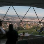 José Vintimilla, gerente de Ventas de Naturhotel, en uno de los domos ubicados en el sector de Tur