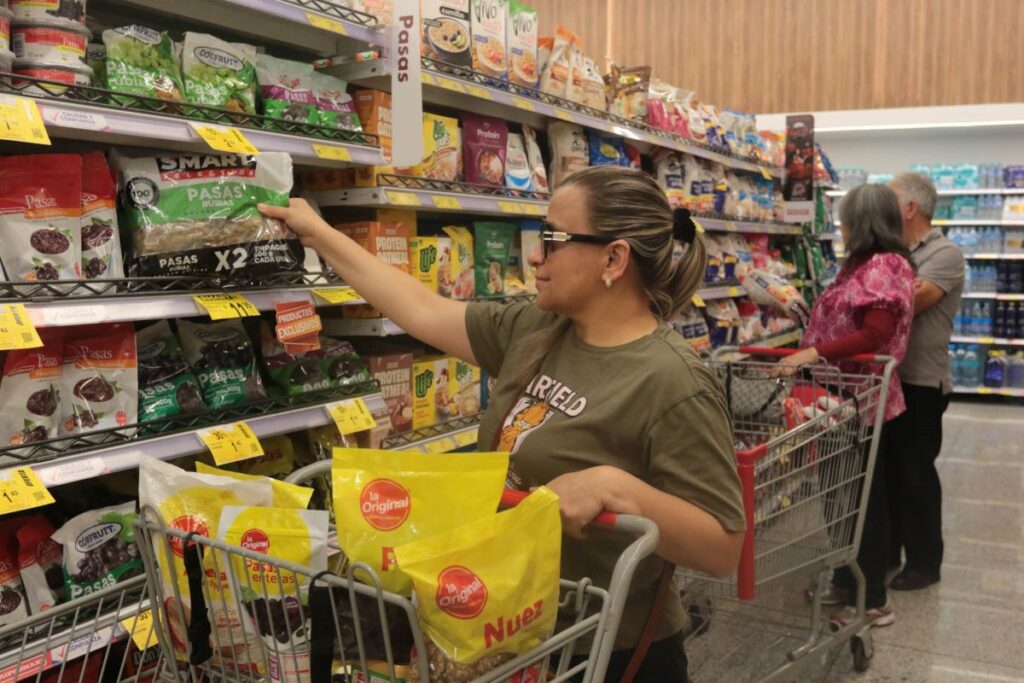 Una cliente elige productos de la marca “La Original” en Megamaxi, marca propia de Corporación Favorita