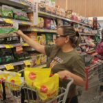 Una cliente elige productos de la marca “La Original” en Megamaxi, marca propia de Corporación Favorita