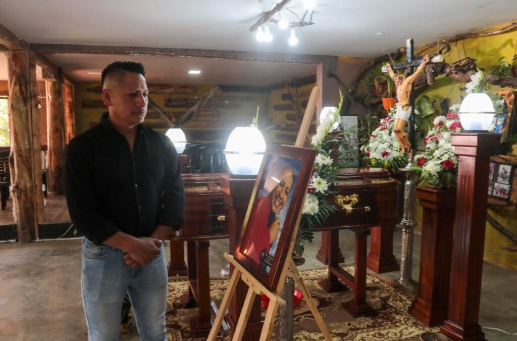 Mauricio Cajamarca, hermano de Iván, durante el funeral que se lleva a cabo en el sector de Challuabamba.