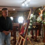 Mauricio Cajamarca, hermano de Iván, durante el funeral que se lleva a cabo en el sector de Challuabamba.