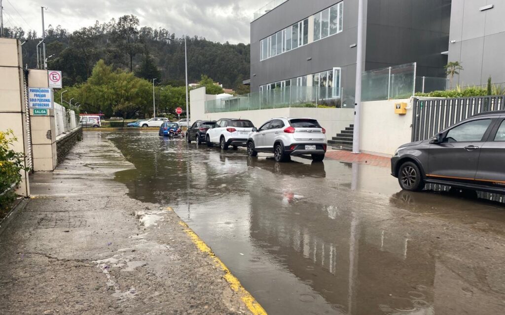 Una fuerte lluvia cayó el martes 5 de noviembre de 2024, en zonas focalizadas de Cuenca, sin embargo, no han mejorado los caudales de los ríos.