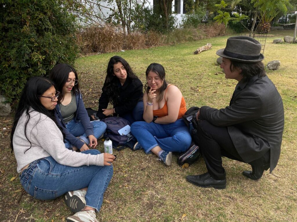 Un grupo de estudiantes universitarios. Algunos de ellos, en la búsqueda de mejores oportunidades profesionales, consideran la posibilidad de emigrar.