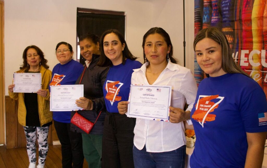 Camila Izquierdo (3D), organizadora del "Summit Emprendedoras Disruptivas 2025" junto a un grupo de mujeres que lideran sus negocios