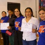 Camila Izquierdo (3D), organizadora del "Summit Emprendedoras Disruptivas 2025" junto a un grupo de mujeres que lideran sus negocios