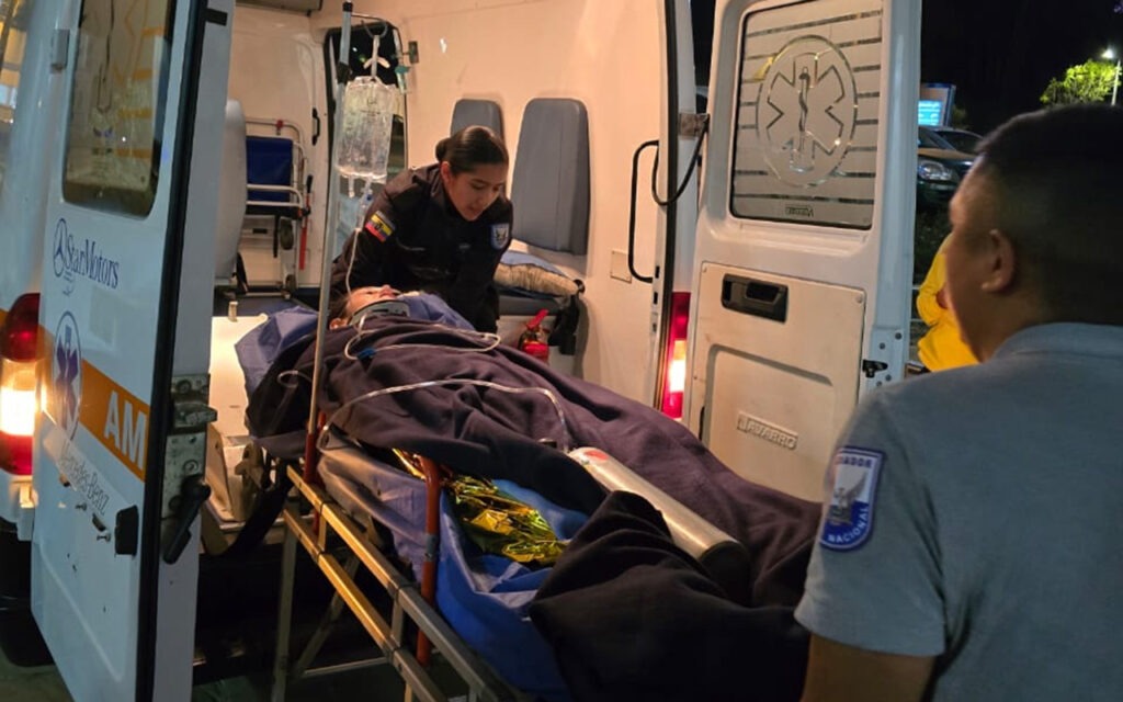 Una mujer policía recibió atención médica tras resultar herida al enfrentar uno de los incendios forestales en Cuenca.
