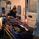 Una mujer policía recibió atención médica tras resultar herida al enfrentar uno de los incendios forestales en Cuenca.