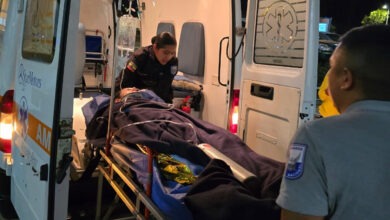 Una mujer policía recibió atención médica tras resultar herida al enfrentar uno de los incendios forestales en Cuenca.