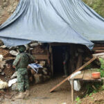 Militares durante la intervención en una de las minas de Ponce Enríquez.