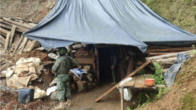 Militares durante la intervención en una de las minas de Ponce Enríquez.