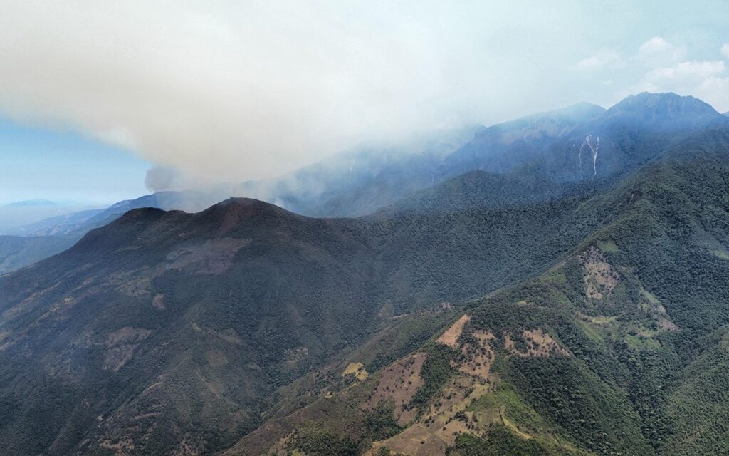 Zona en la que incendios forestales amenazan la reserva natural de Quitahuayco, cerca del Cajas, en Cuenca.