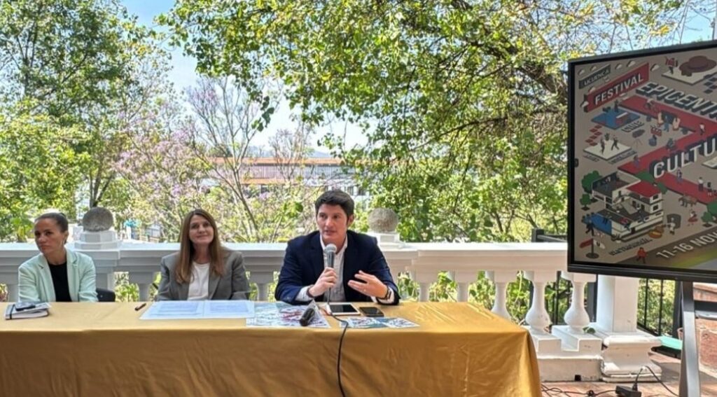 Macarena Montes, directora de Cultura UCuenca; María Augusta Hermida, rectora UCuenca y Juan Pablo Carvallo, director de Innovación y Transferencia Tecnológica.