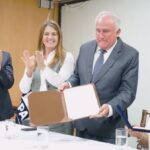 Hugo Lucero, miembro de la UPAM; María Augusta Hermida, rectora de la U. de Cuenca; Francisco Vintimilla, presidente de la UPAM y la asambleísta Mabel Méndez.