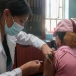 Una ciudadana se aplica la vacuna contra la influenza en el Centro de Salud "Nicanor Merchán" en el marco de la campaña del Ministerio de Salud.