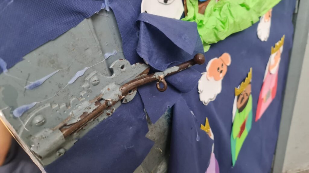 Delincuentes forzaron el seguro de una puerta de la escuela para robarse los bienes.