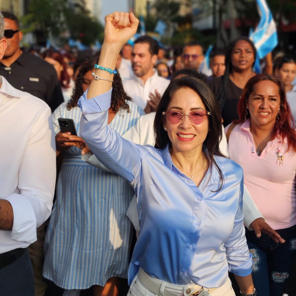 Luisa González, candidata a la Presidencia del Ecuador, apunta a la seguridad.