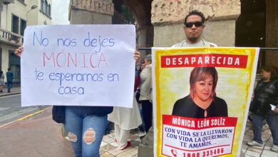 Familiares sostiene una fotografía de Mónica León desaparecida el 13 de junio de 2024. Espera resultados de la búsqueda.