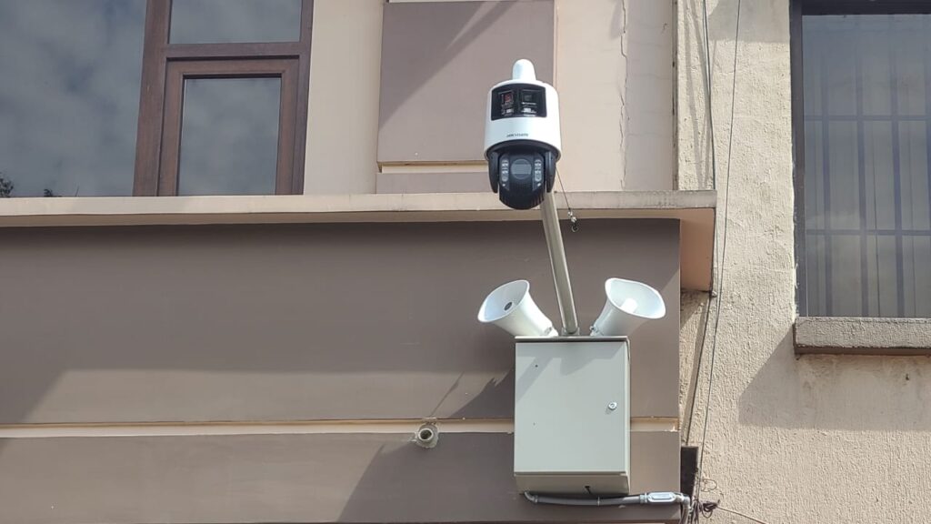 Las cámaras de seguridad tienen características para girar 360 grados y captar imágenes del espacio público.