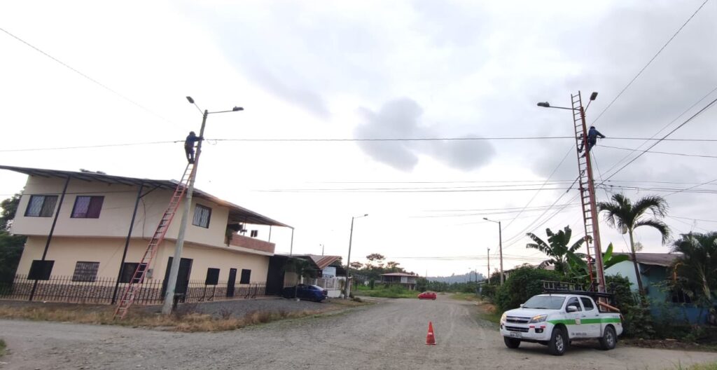 Imagen referencial de los daños que sufrió el sistema eléctrico de la Centrosur en el cantón La Troncal.