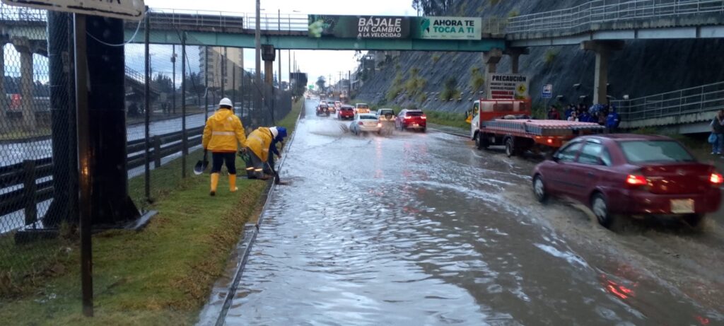 La lluvia que cayó los días recientes en Cuenca provocó inundaciones en ciertos sectores.