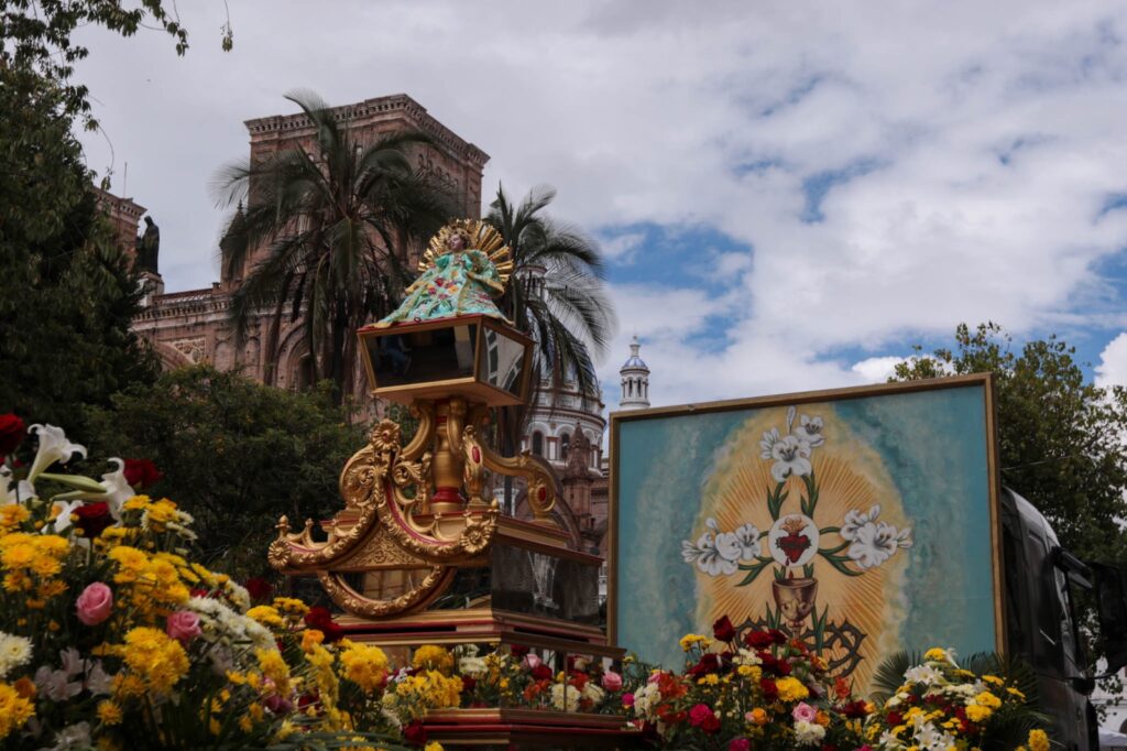 Imagen del Niño Viajero durante el pregón del año 2023 por las calles de Cuenca.