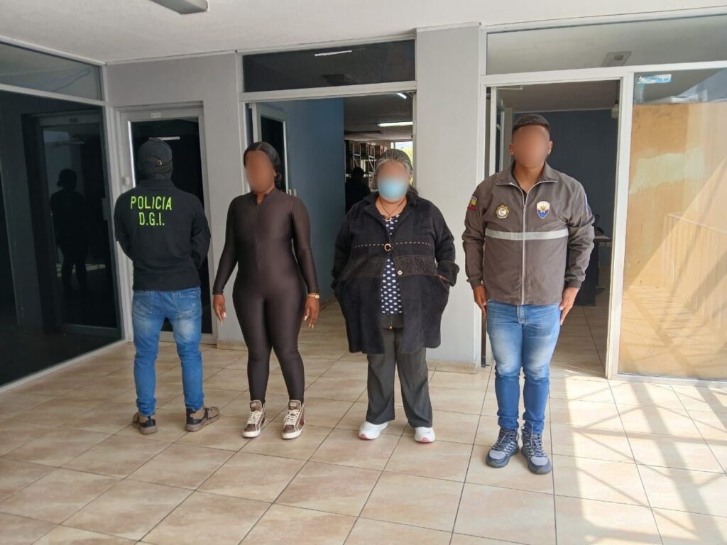 Tres mujeres y un hombre son detenidos por intentar ingresar artículos prohibidos a la cárcel de Turi, en Cuenca.