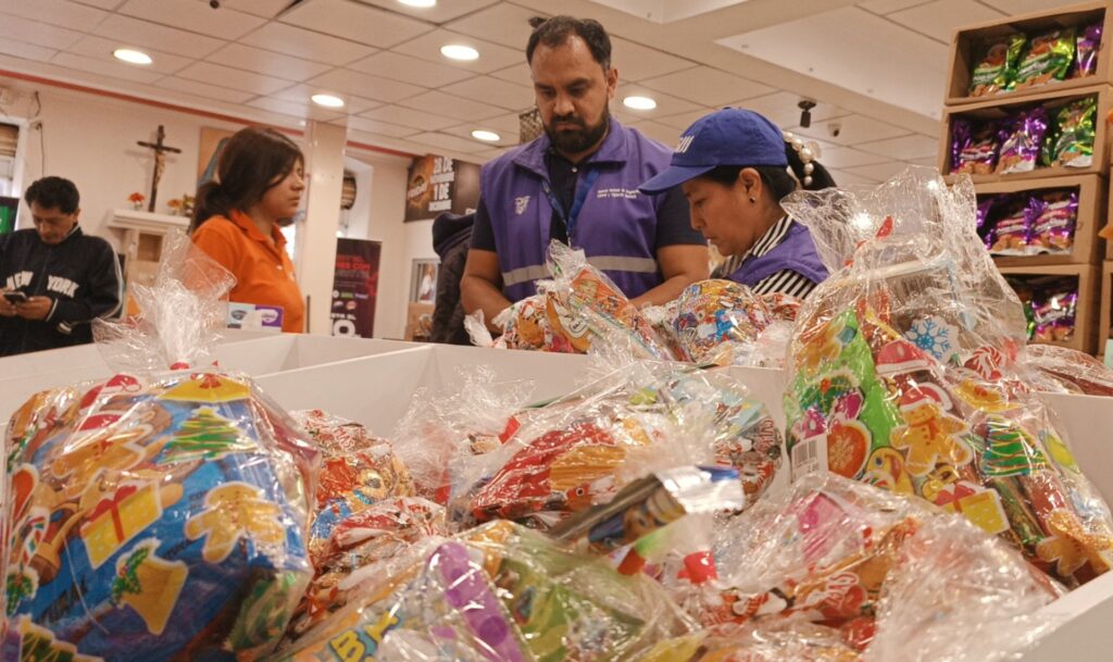 Personal de Arcsa ejecutó controles en locales de Cuenca. En uno de ellos, se vendieron dulces caducados que pretendían venderse en canastas navideñas.