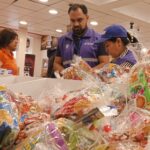 Personal de Arcsa ejecutó controles en locales de Cuenca. En uno de ellos, se vendieron dulces caducados que pretendían venderse en canastas navideñas.