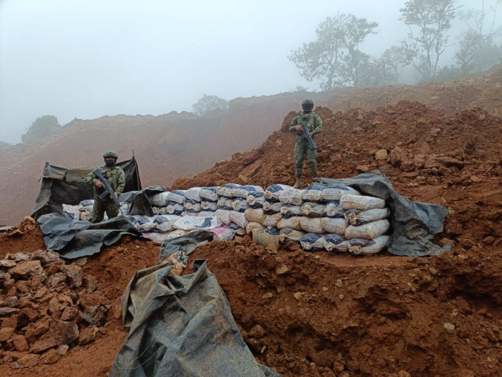 Cada semana, militares ejecutan controles en distintos puntos del cantón Camilo Ponce Enríquez.