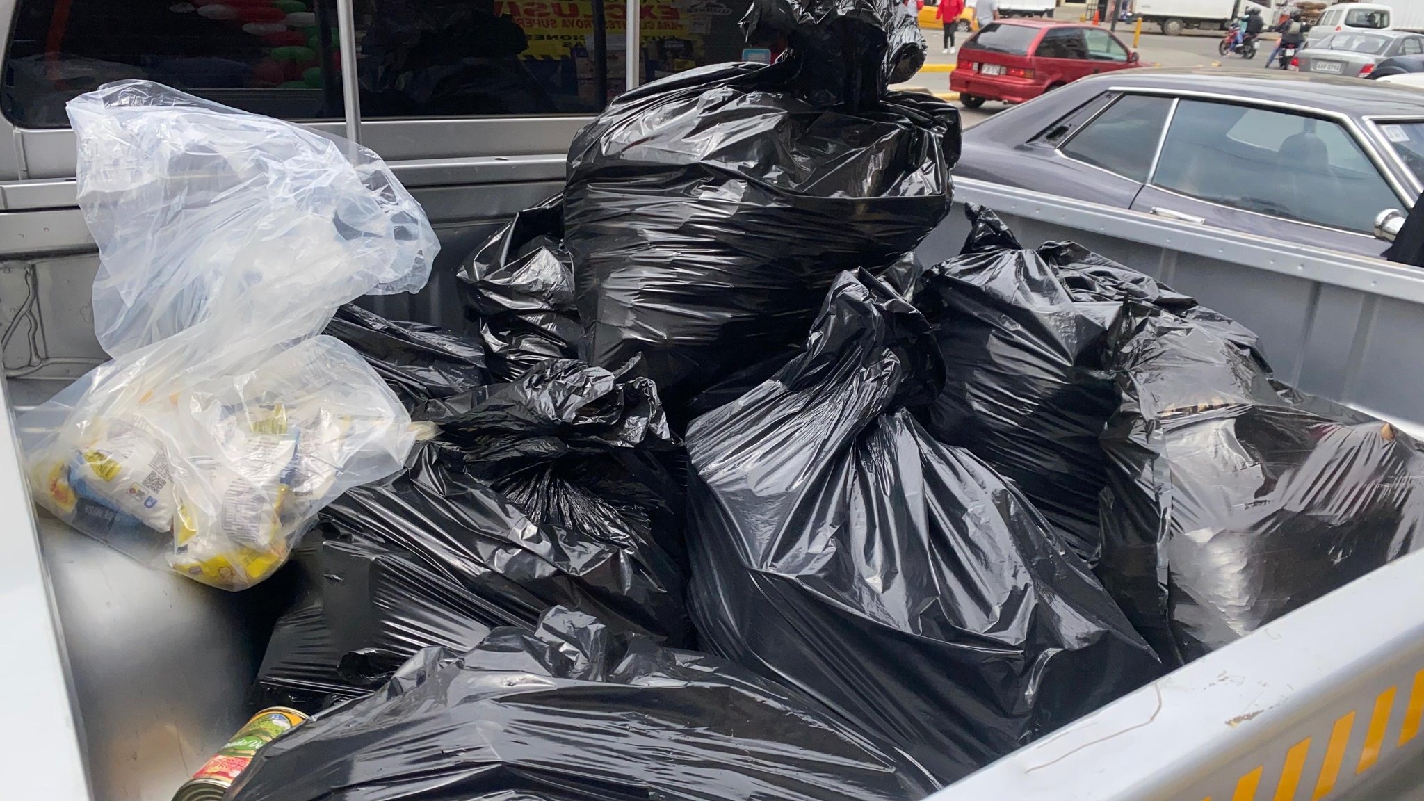 Cerca de 1.000 productos caducados son decomisados en el mercado de El Arenal.